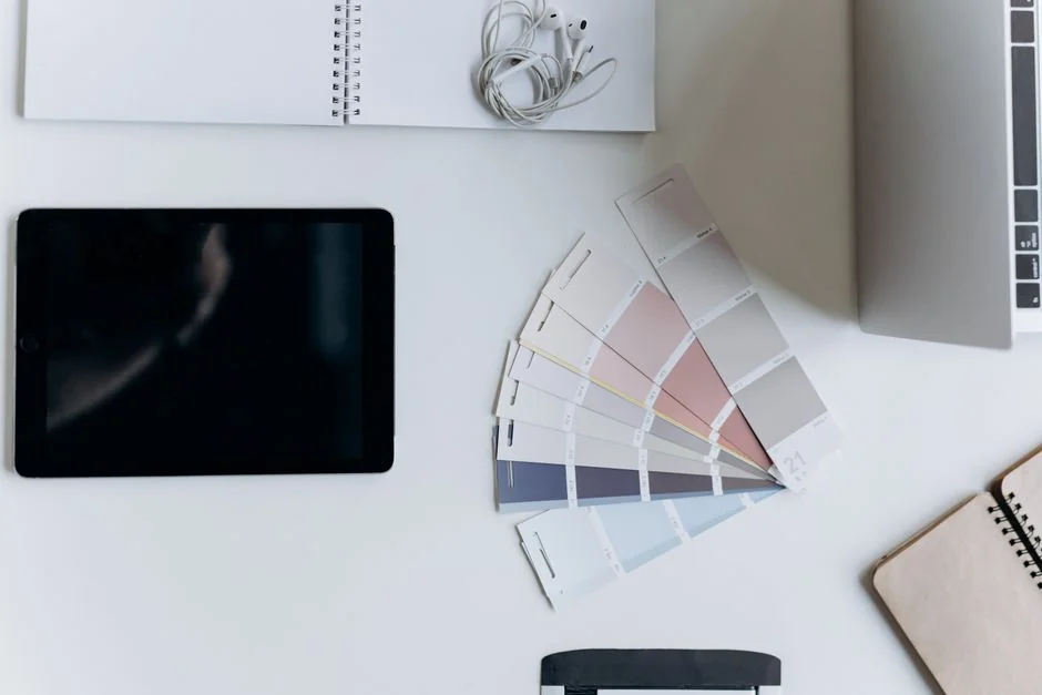 project-02-b Une vue à plat d’éléments de branding avec des palettes de couleurs et des documents de planification stratégique sur une surface en béton.