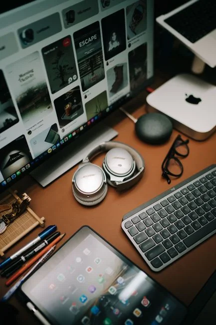 Vue en plongée de supports d’employer branding posés sur une table de bureau, mettant en avant le marketing et le design.
